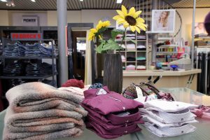 Kleidungspräsentation im jeans Laden